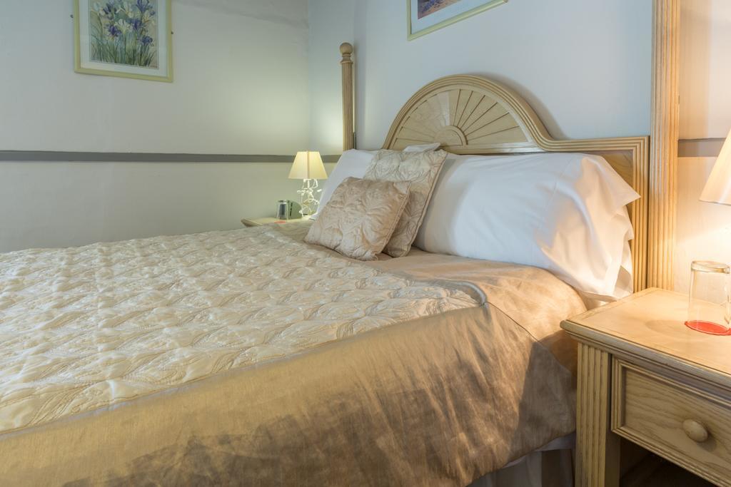 The Cross Keys Inn Тібей Номер фото